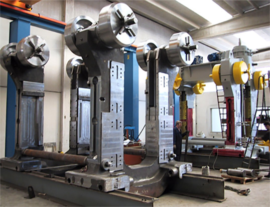 Rail rolling mill stands